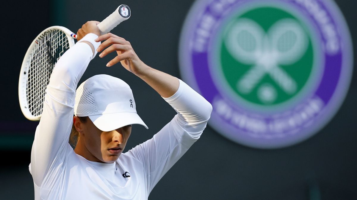 PAP/EPA / TOLGA AKMEN / Iga Świątek na Wimbledonie