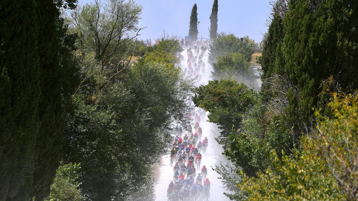 Zdjęcie okładkowe artykułu: Getty Images / Tim de Waele/Corbis / Kolarze rywalizujący w Strade Bianche mierzą się nie tylko z rywalami, ale i z wszechobecnym pyłem z szutrowych dróg Toskanii.