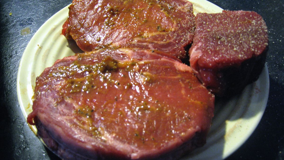 Surowy antrykot z bizona (samo mięso)