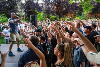 Peja wystąpił na Blok Feście. Przyszły tłumy na darmowy koncert poznańskiego rapera