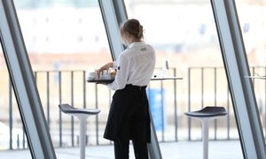 Największy błąd przy dawaniu napiwków. To jak policzek dla kelnera