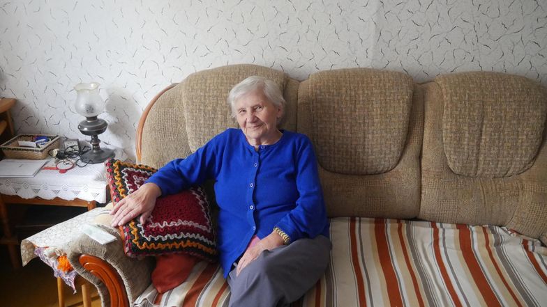 - Kiedyś elektryczność była zarezerwowana dla miast, na wsiach trzeba było korzystać z lamp naftowych - wspomina Hołub