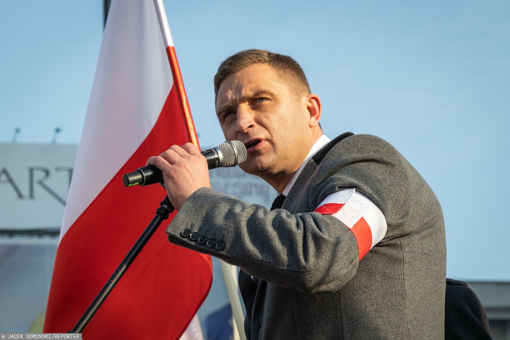 Tak wygląda walka korporacji międzynarodowych z polskim patriotyzmem - przyznał szef Marszu Niepodległości Robert Bąkiewicz 