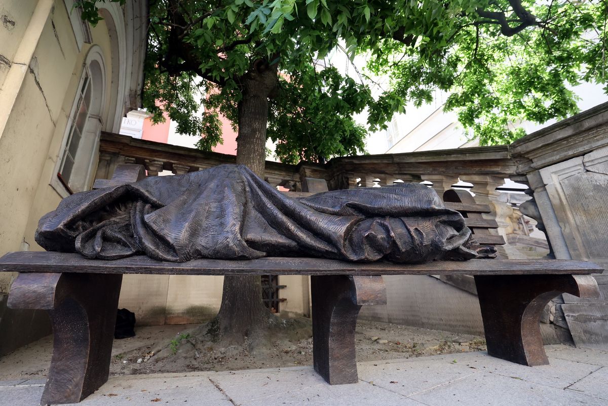 Warszawa. Rzeźba bezdomnego Chrystusa pod kościołem Kapucynów 