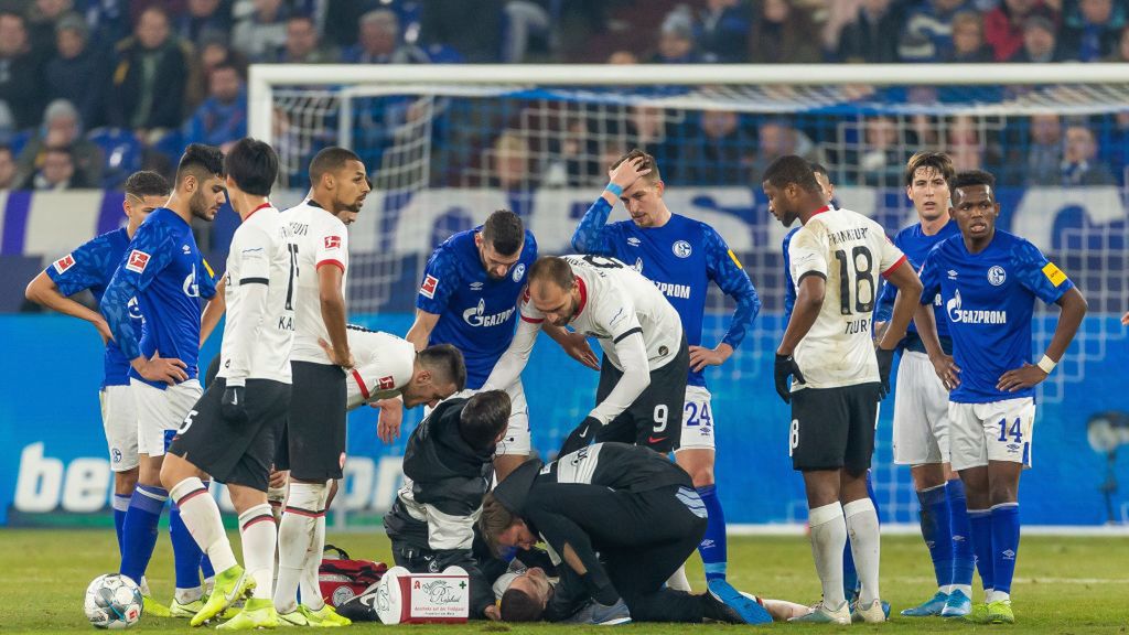 Getty Images / Mijat Gacinović / Na zdjęciu: Mijat Gacinović po ataku bramkarza Schalke