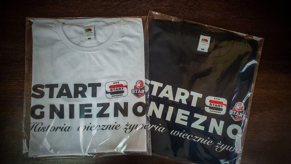 Zdjęcie okładkowe artykułu: Facebook / Start Gniezno / Na zdjęciu: koszulki Startu Gniezno z dwoma logotypami