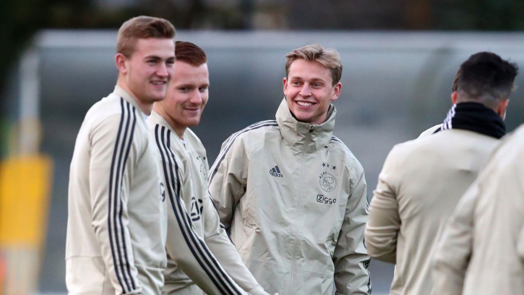 Frenkie De Jong (w środku)