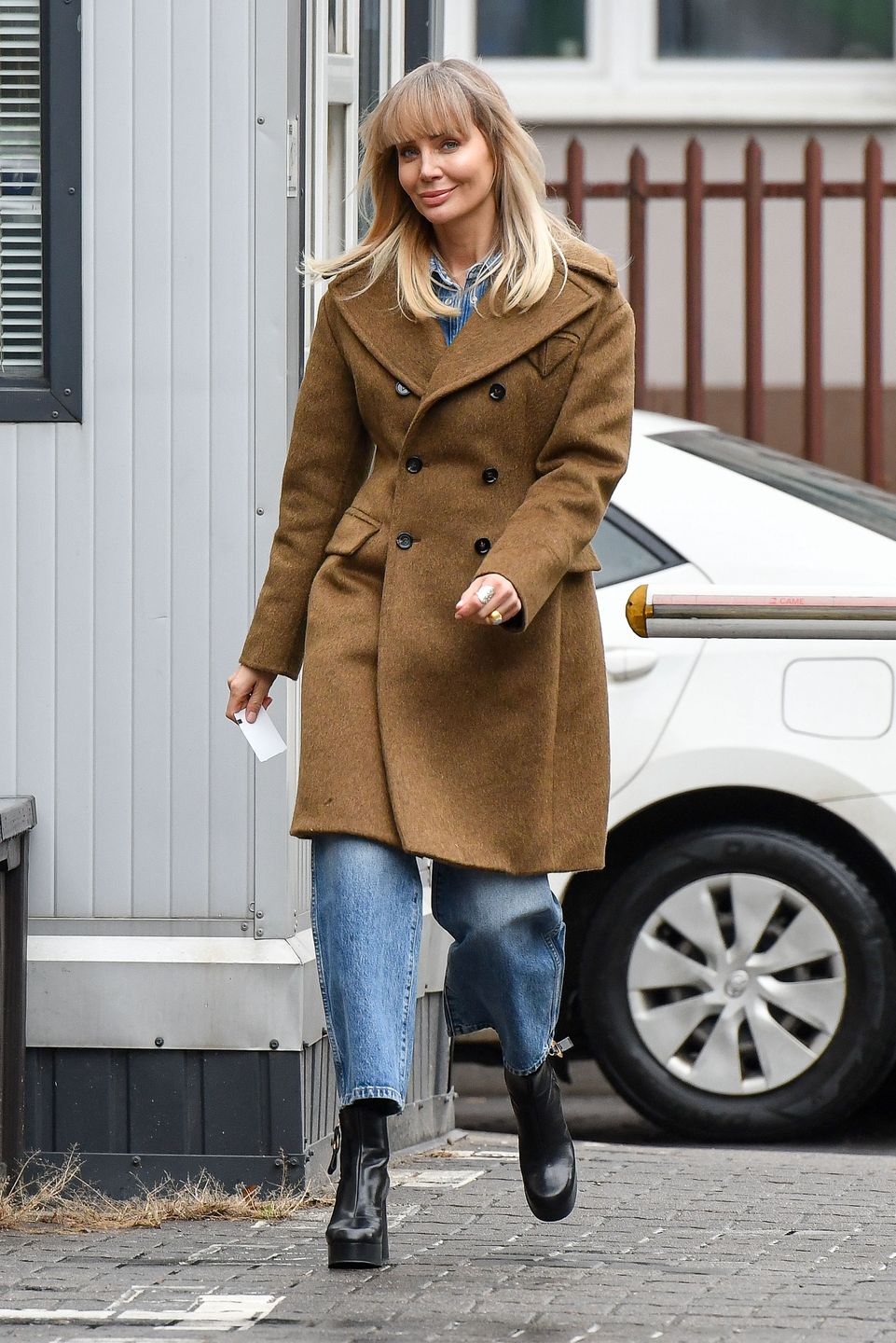 Agnieszka Woźniak-Starak rozdaje autografy na ulicy