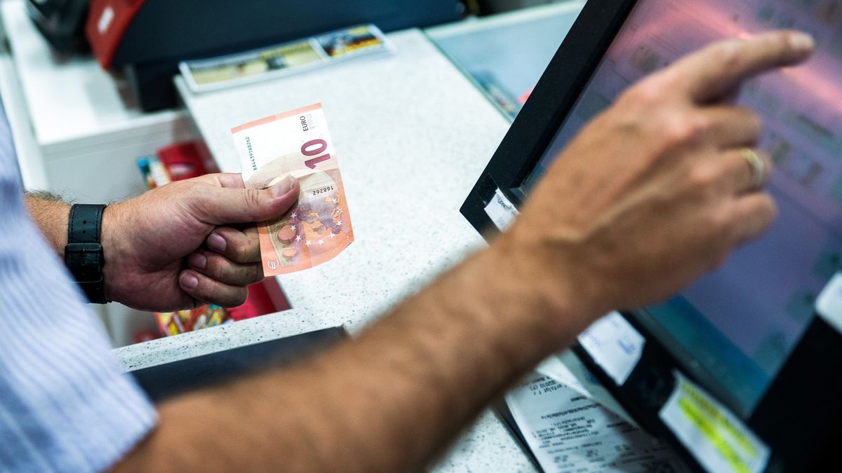 Zarobki na kasie w Polsce i w Niemczech. Zobacz porównanie