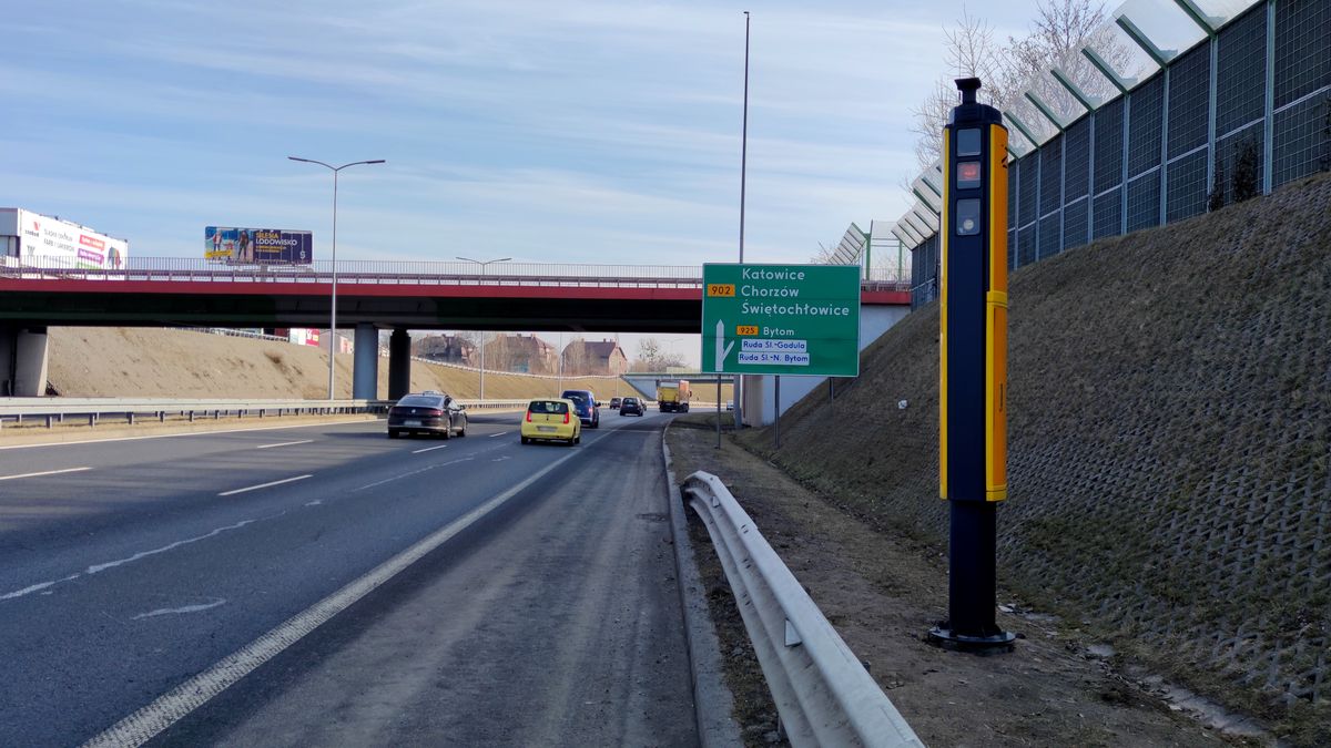 Miejmy nadzieję, że ten "słupek" pomoże kierowcom przejechać "zakręt mistrzów"