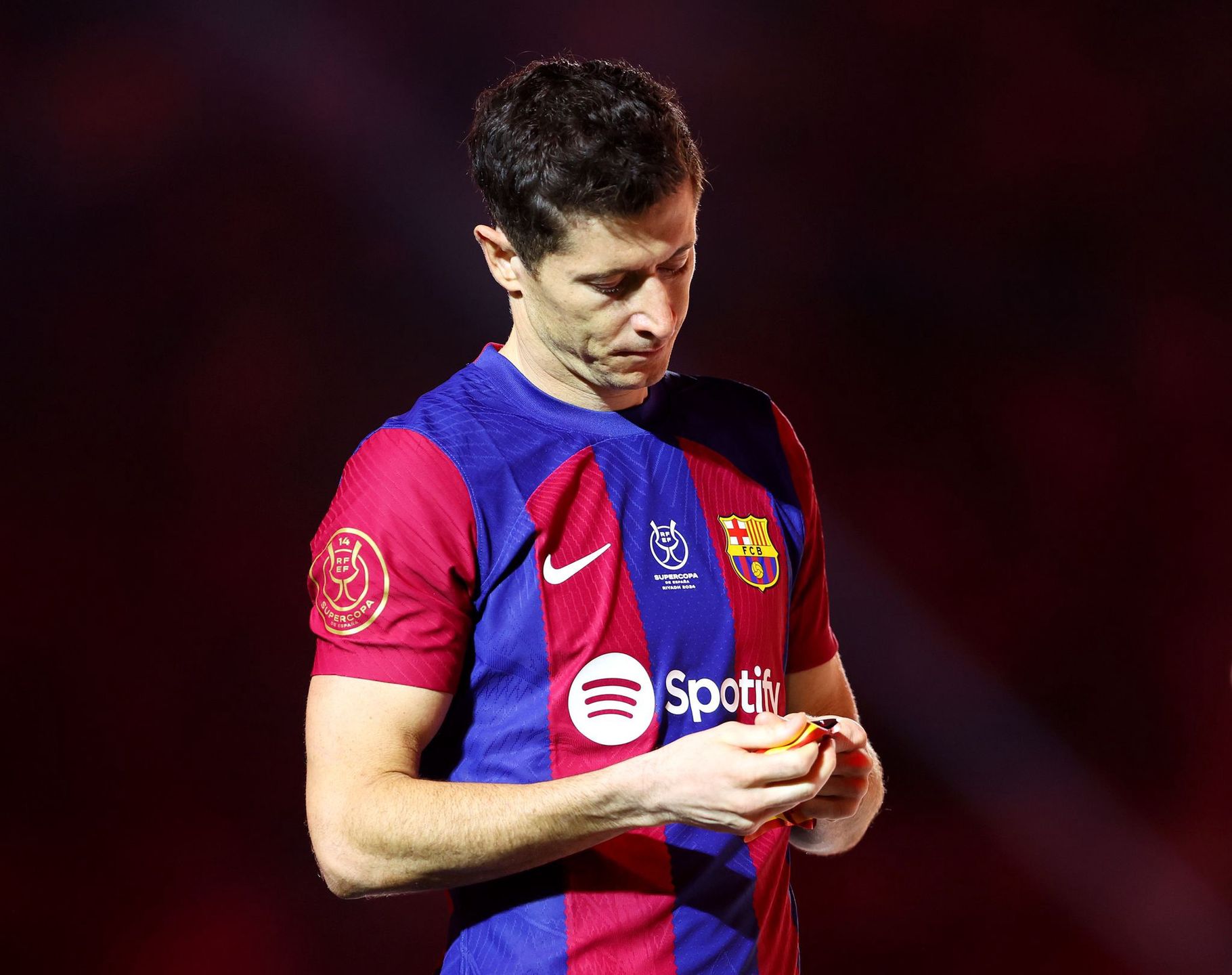 RIYADH, SAUDI ARABIA - JANUARY 14: Robert Lewandowski of FC Barcelona looks dejected with his runners-up medal after the team's defeat in the Super Copa de España Final match between Real Madrid and FC Barcelona on January 14, 2024 in Riyadh, Saudi Arabia. (Photo by Yasser Bakhsh/Getty Images)Yasser Bakhsh