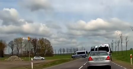 Policjanci pechowo rozpoczęli tegoroczną majówkę. Wszystko nagrał wideorejestrator