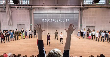 Obejrzałam "Konstytucję na Chór Polaków". Płakałam jak Hołownia