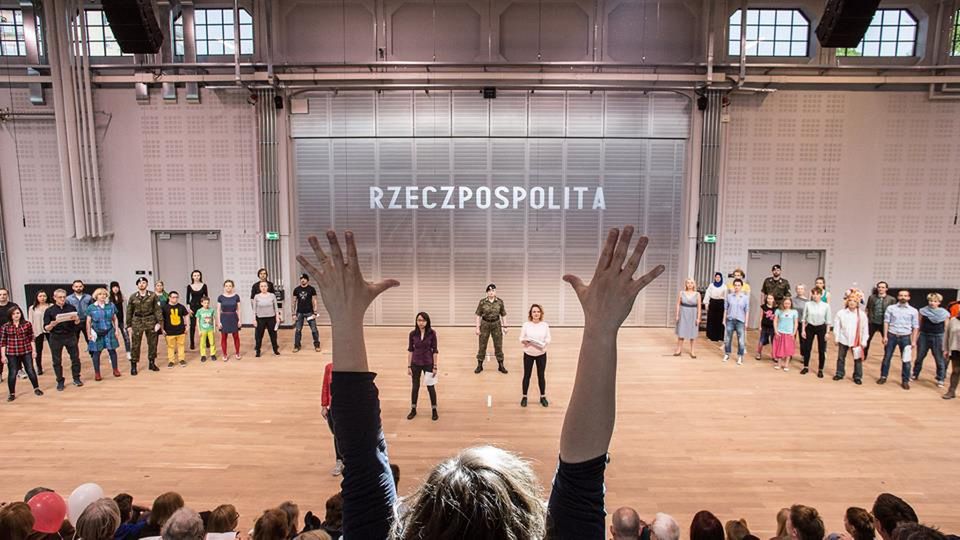 Zdjęcie ze spektaklu "Konstytucja na Chór Polaków"