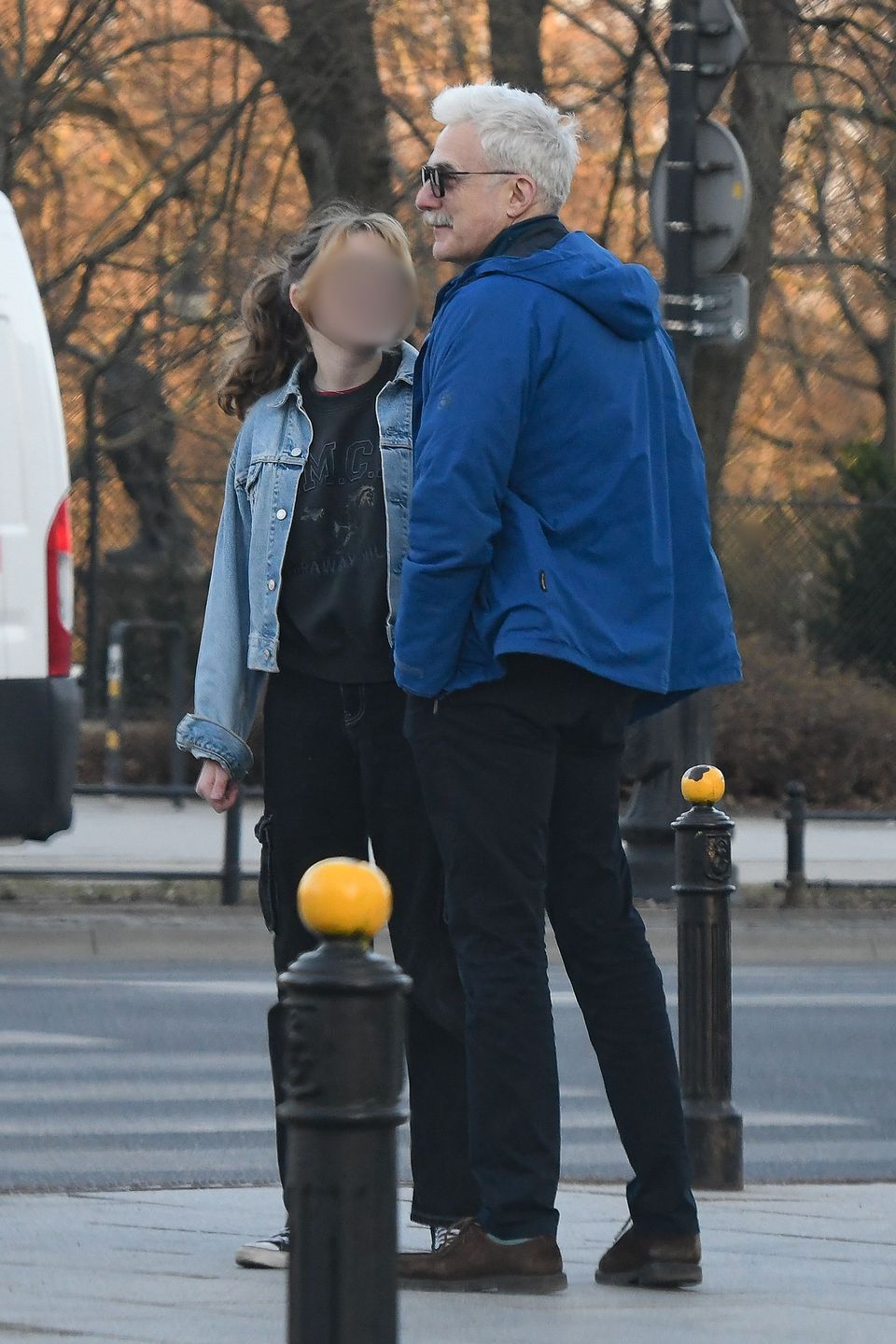 Hubert Urbański bez brody w nowym aucie
