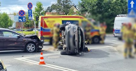Kolizja na skrzyżowaniu ulic Bielskiej i Sienkiewicza. Na miejscu pracują służby