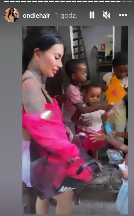 Anna Renusz rozdaje prezenty dzieciom na Zanzibarze