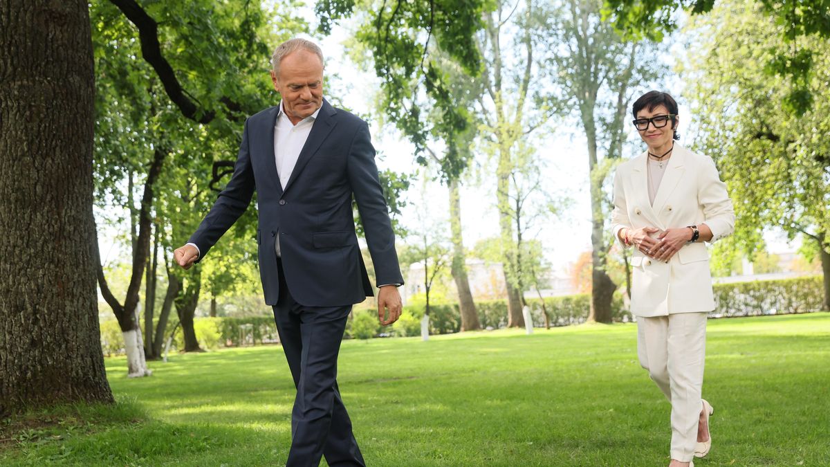 Warszawa, 29.07.2026. Premier Donald Tusk (L) i prof. Barbara Mróz-Gorgoń (P) po konferencji prasowej w Kancelarii Prezesa Rady Ministrów w Warszawie, 29 bm. Konferencja dotyczyła powołania prof. Barbary Mróz-Gorgoń na pełnomocnika rządu ds. promocji Polski. (sko) PAP/Leszek Szymański