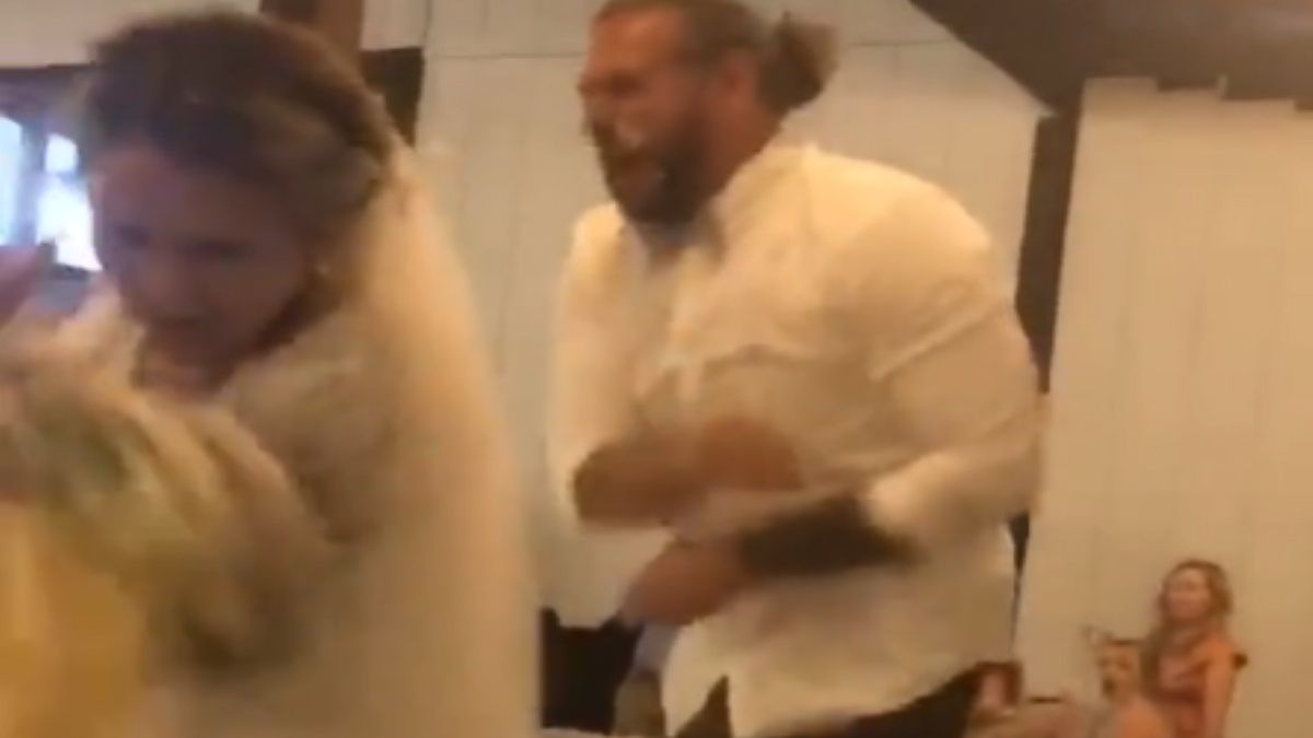 To nie zostało przewidziane w scenariuszu wesela. Panna młoda dostała w twarz tortem! 