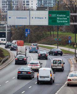 Nowa naklejka na szybę auta. Części kierowców grozi 500 zł kary