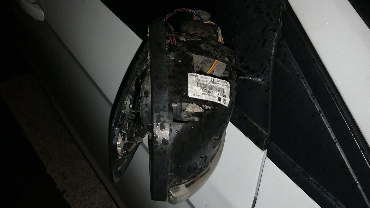 Nieznany sprawca uszkodził lusterko w zaparkowanym samochodzie