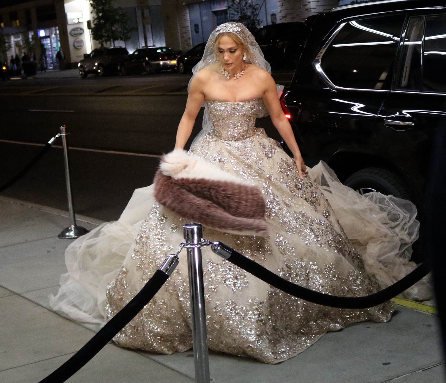 Jennifer Lopez w sukni ślubnej na planie filmu Marry Me