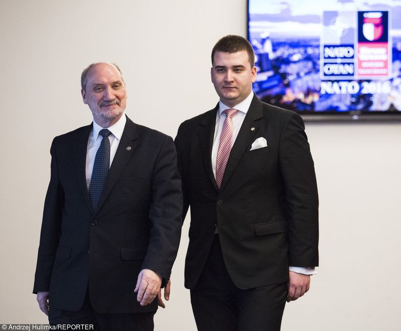 Misiewicz z Macierewiczem obiecali tysiąc dronów dla wojska. Na razie mamy ich 50