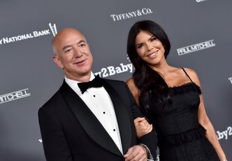 Jeff Bezos coraz dalej od Amazona. Lata w kosmos i bawi się z gwiazdami, gdy firma jest pod rosnącą presją
