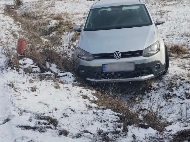 Policyjny pościg w Żarnowie. Volkswagen wylądował w rowie