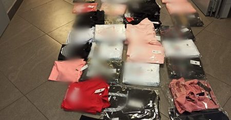 Będzin. Akcja na targowisku, zarekwirowane podróbki