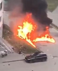 Eksplozja samochodu-pułapki na osiedlu. Jest nagranie z Rosji