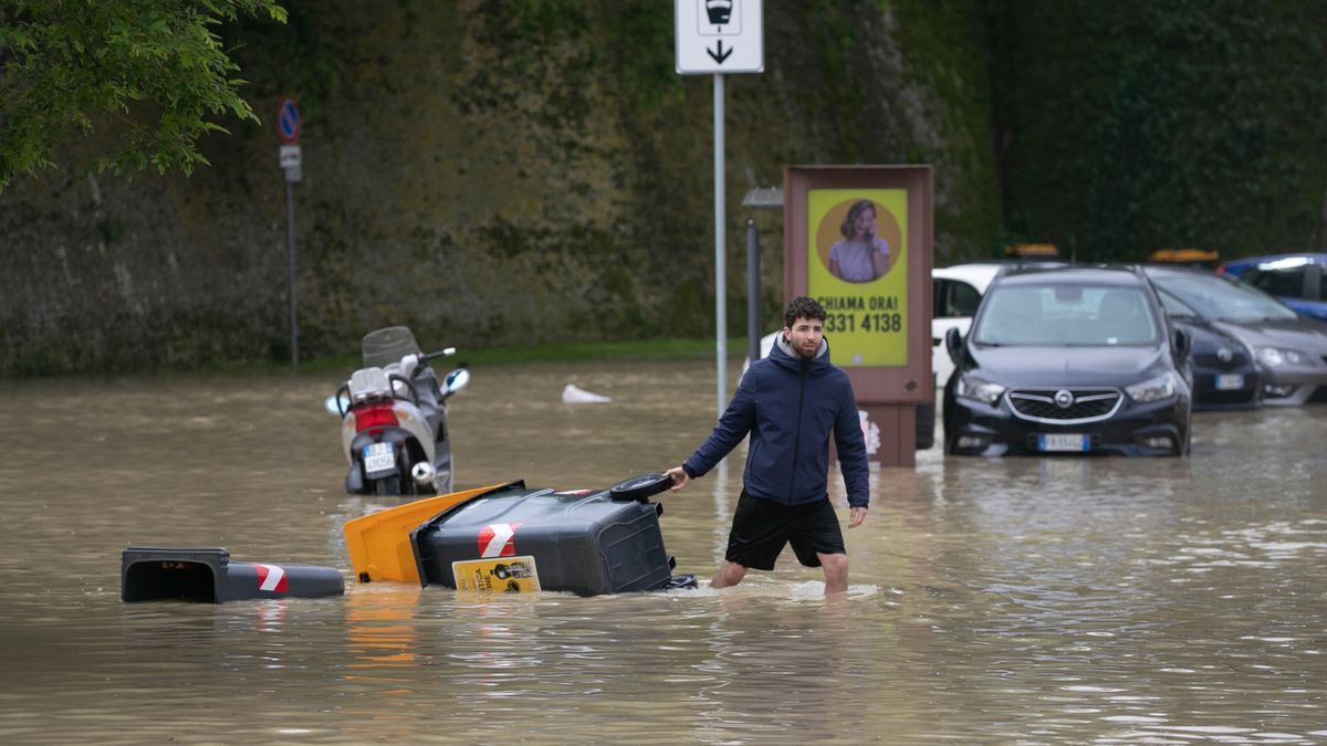 Zdjęcie okładkowe artykułu: PAP/EPA / EMANUELE VALERI / Na zdjęciu: powódź w regionie Emilia Romagna