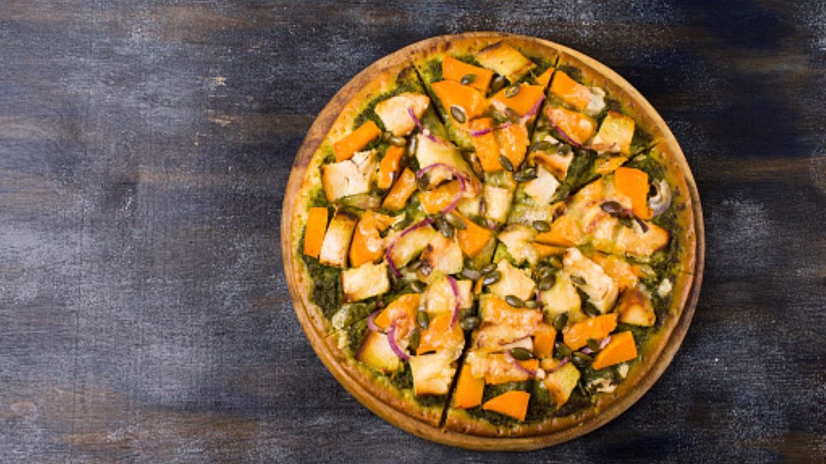 Pizza z dynią to idealny przysmak na jesień. Przepis na nią jest wręcz dziecinnie prosty w realizacji