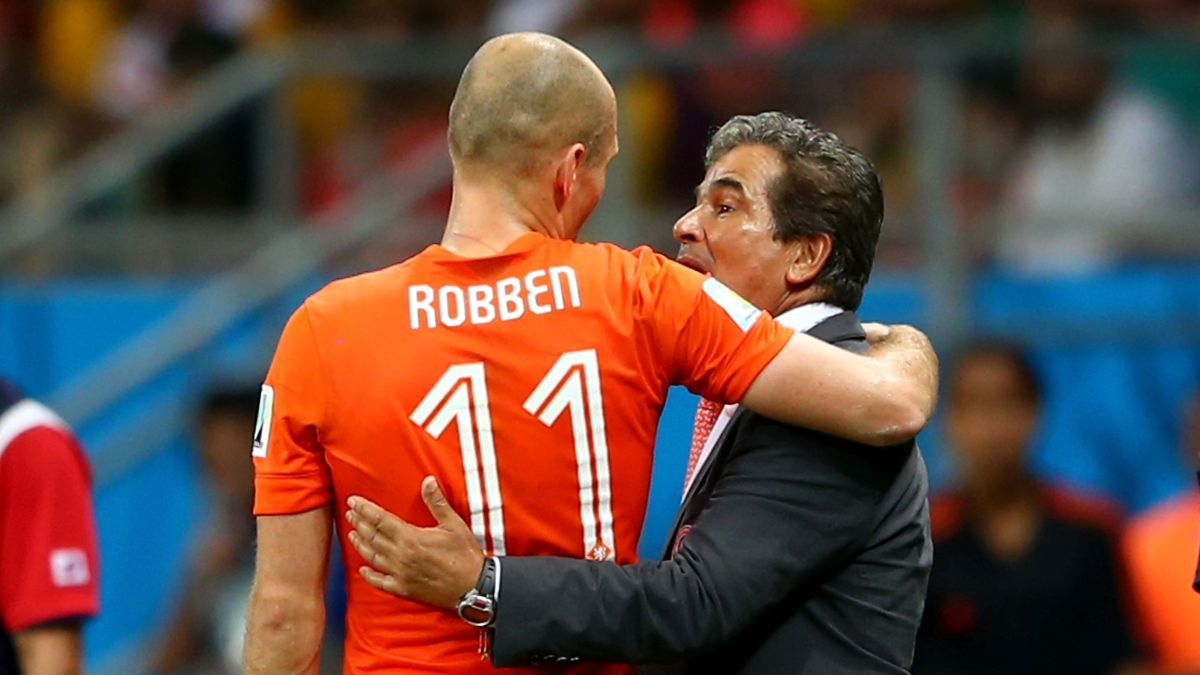 Arjen Robben i Jorge Luis Pinto na mistrzostwach świata 2014