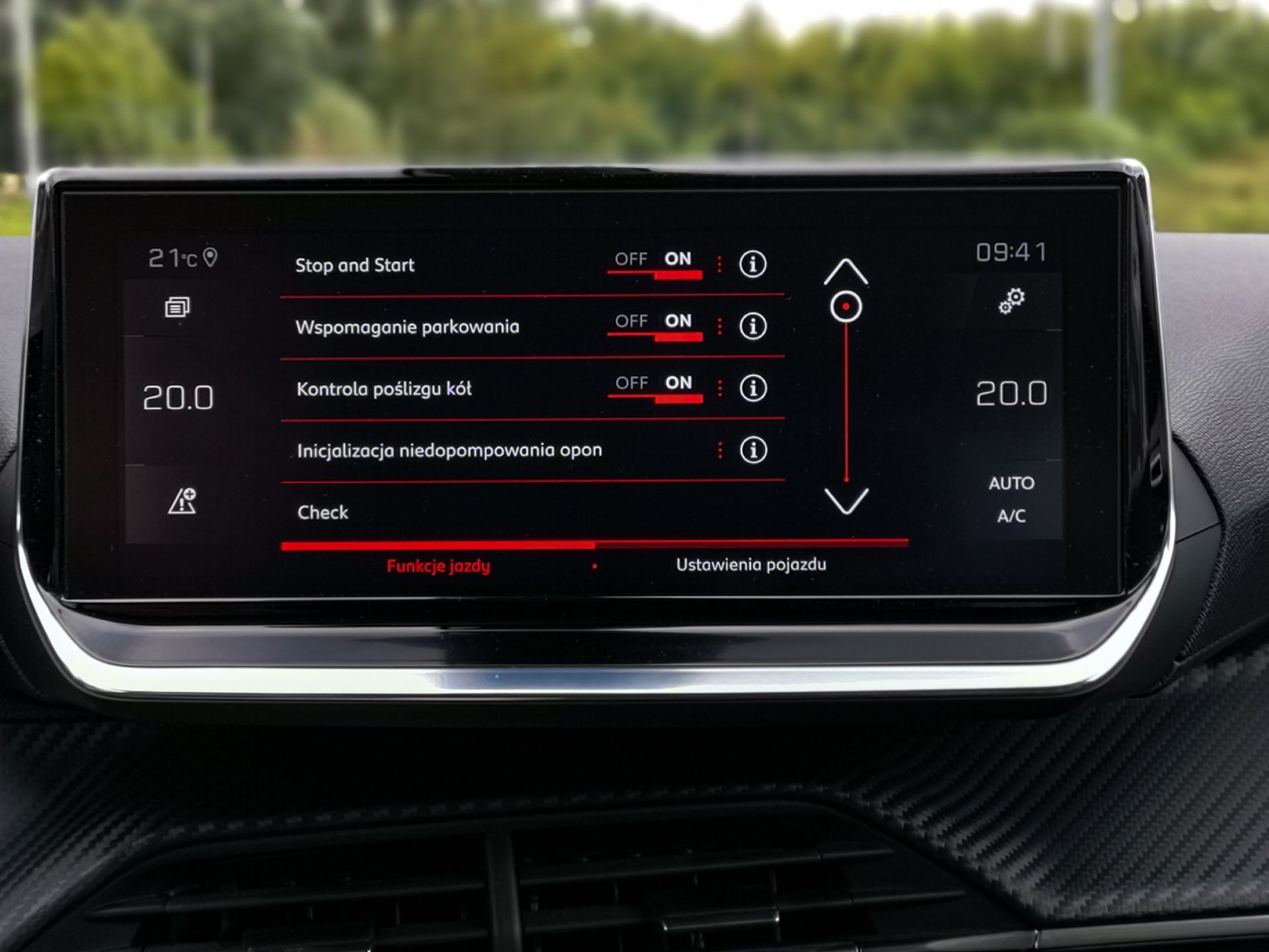 Peugeot 2008: Nawigacja 3D z TomTom Traffic oraz pakiet wsparcia kierowcy 10