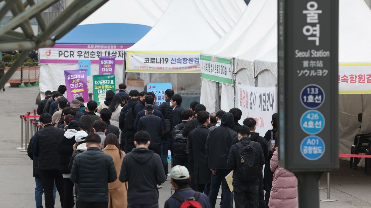  epa09843330 People stand in line to get Covid-19 tests at a screening clinic in front of Seoul Station, in Seoul, South Korea, 23 March 2022. South Korea's new Covid-19 cases spiked to nearly 500,000, adding to concerns that infections are soaring again, with the accumulated caseload surpassing 10 million.  EPA/YONHAP SOUTH KOREA OUT Dostawca: PAP/EPA.