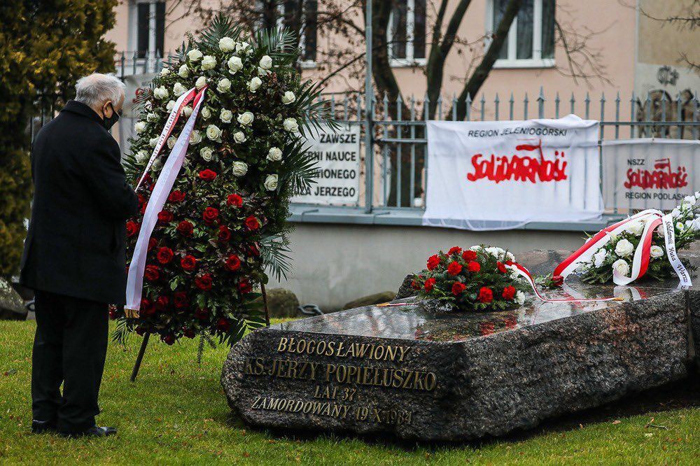 Warszawa. Jarosław Kaczyński złożył kwiaty na grobie ks. Jerzego Popiełuszki