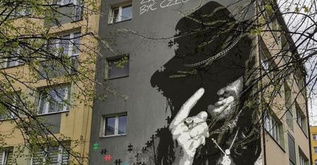 Tychy. Mural ozdobi jeden z bloków, hołd dla Ryśka Riedla