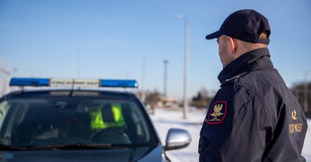 Kobieta leżała na środku drogi. Oto co zrobił jej partner