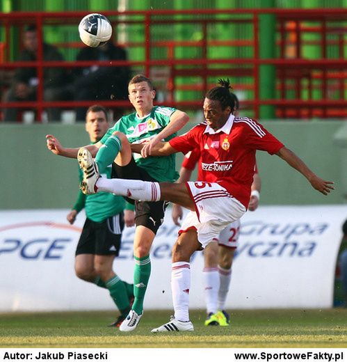 Junior Diaz (czerwona koszulka) w jesiennym meczu obu drużyn strzelił gola na 3:2