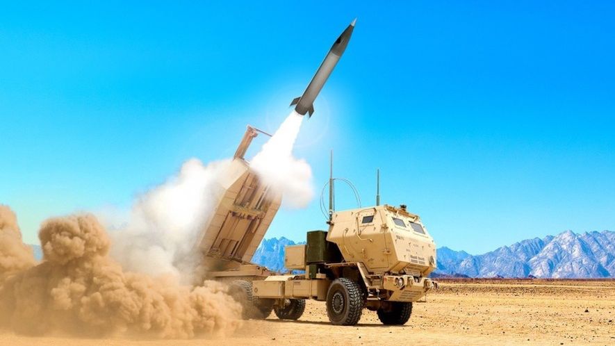 Wizja artystyczna wystrzelenia pocisku PrSM z wyrzutni HIMARS