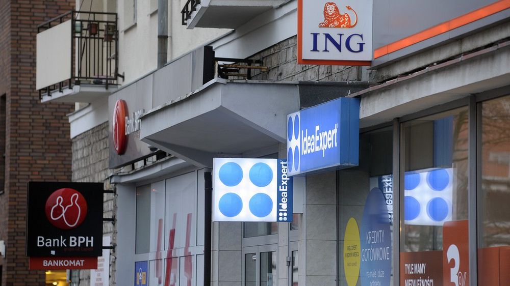 Liczba oddziałów banków, w których można osobiście załatwić sprawę, spada systematycznie