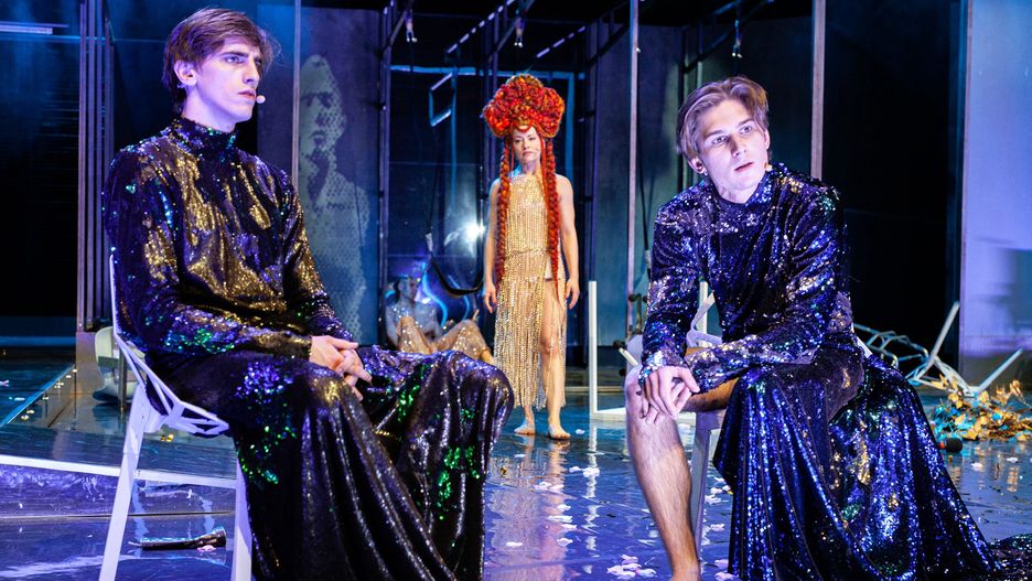Wrocław. "Kaligula" trafił do wrocławskich teatromanów za pośrednictwem sieci. Teraz ponowną premierę spektaklu w reżyserii Roberta Czechowskiego zobaczyć można "na żywo" 