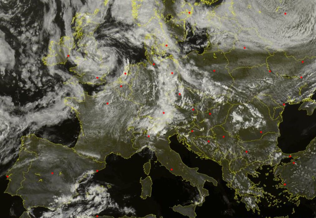 Brytyjski cyklon zamiata ogonem chmur po Europie. Zepsuje pogodę w Polsce