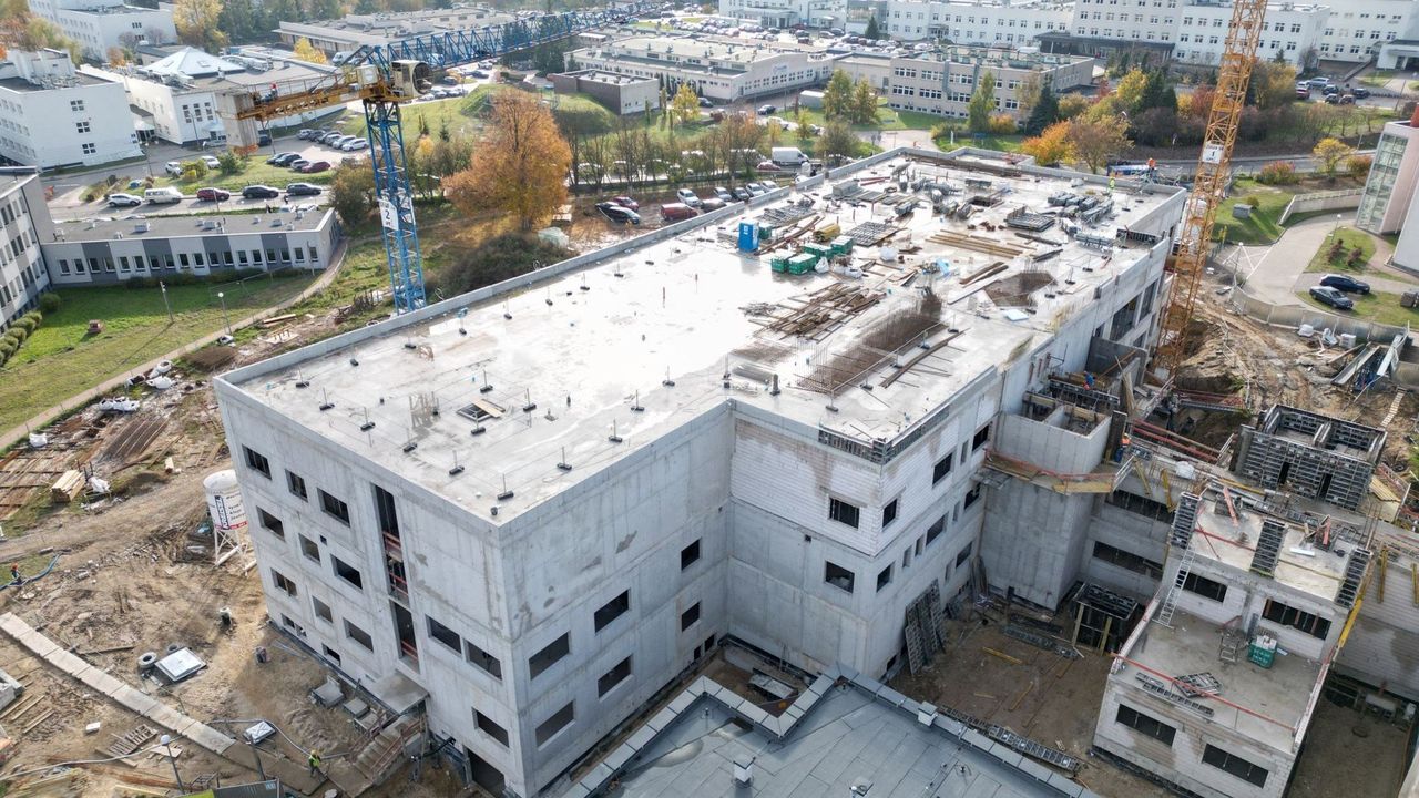 Kielce: Trwa budowa Zintegrowanego Bloku Operacyjnego przy Wojewódzkim Szpitalu Zespolonym. Inwestycja jest imponująca. Zdjęcia z drona