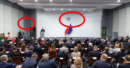 Wojewoda przeniósł krzyż. "Gdzieś w uboczne miejsce, w kąt"