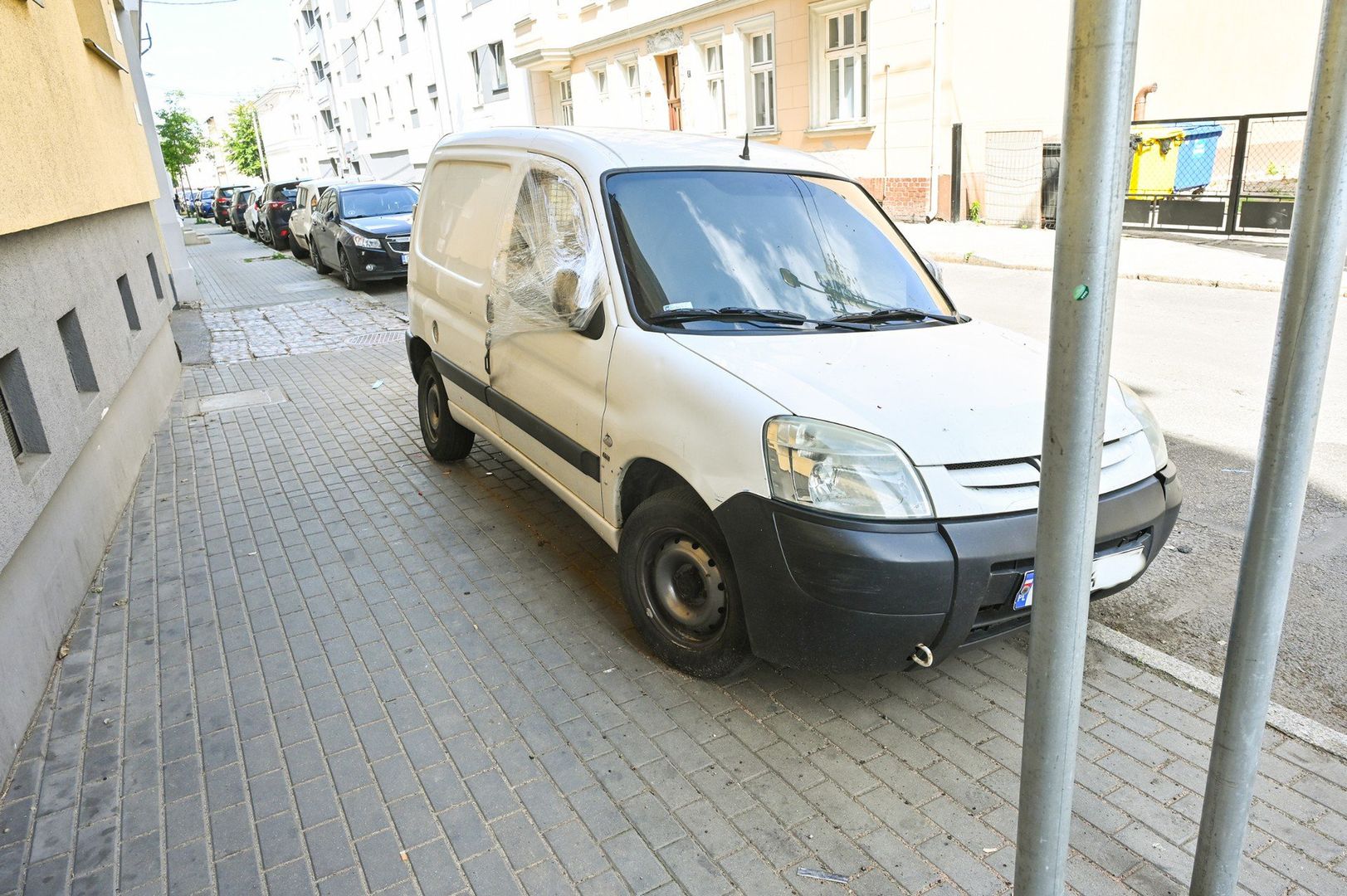 Na ulicy Jasnej w Bydgoszczy od kilku tygodni stoi częściowo spalony samochód. 