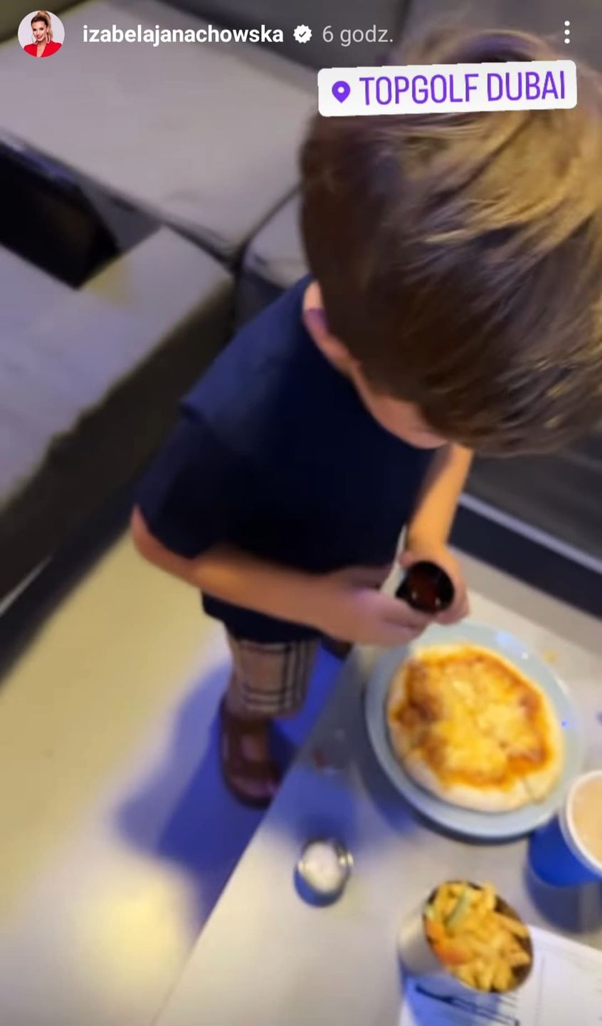 Synek Izabeli Janachowskiej gra w golfa