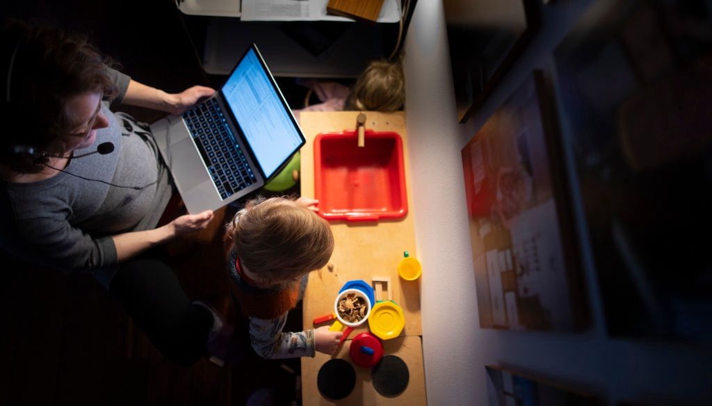 Kobieta dzieci homeoffice pandemia
