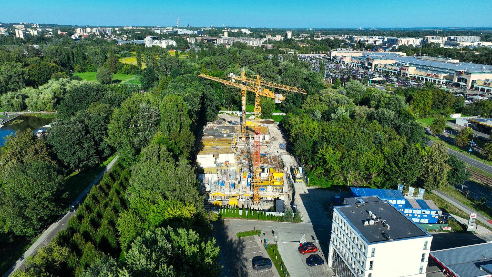 Budowa hotelu idzie pełną parą